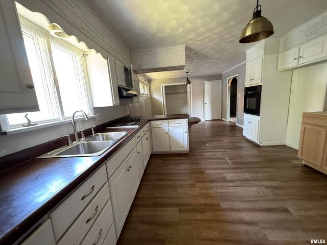 211 E CLEVELAND Street, West Frankfort, IL 62896