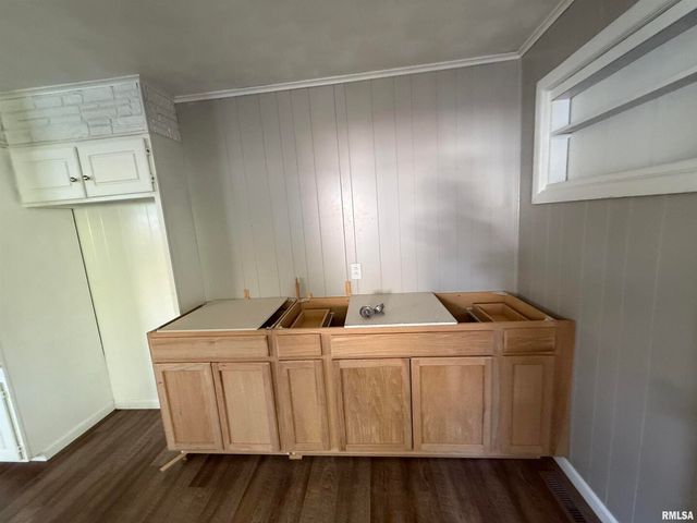 211 E CLEVELAND Street, West Frankfort, IL 62896