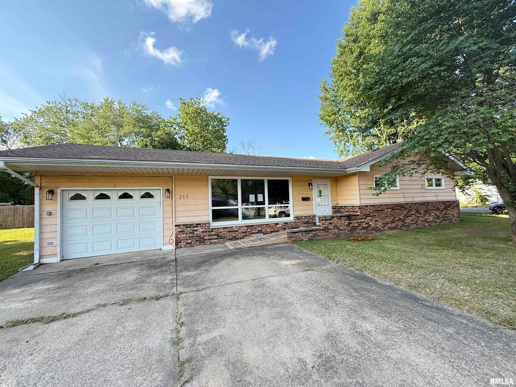 211 E CLEVELAND Street, West Frankfort, IL 62896