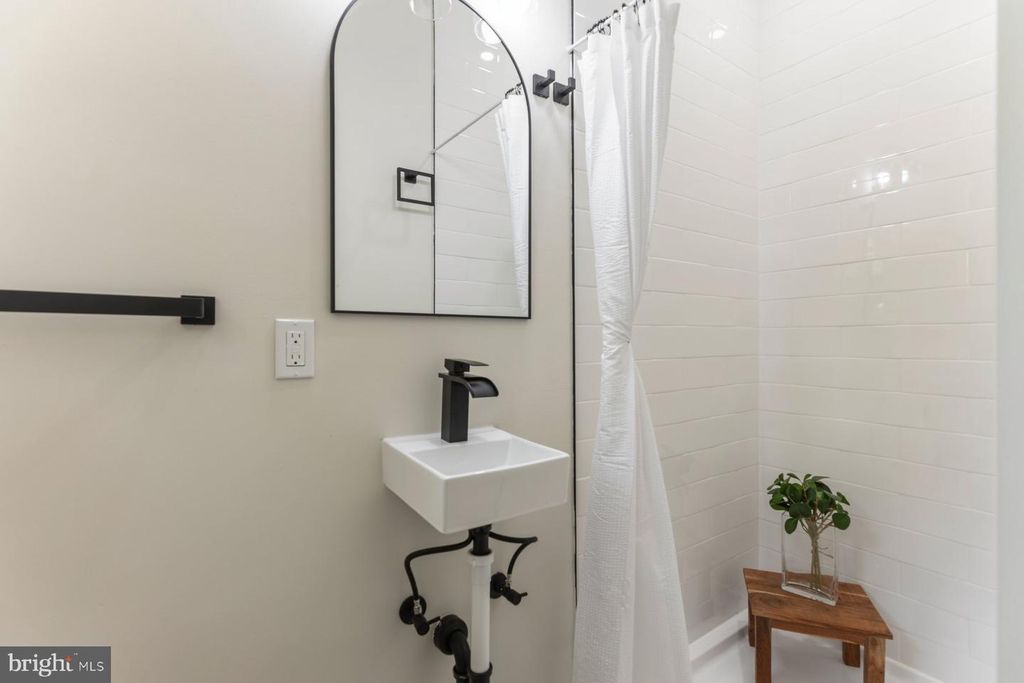Image 22 of property listing at 739 MCCABE AVE, Baltimore, MD 21212
