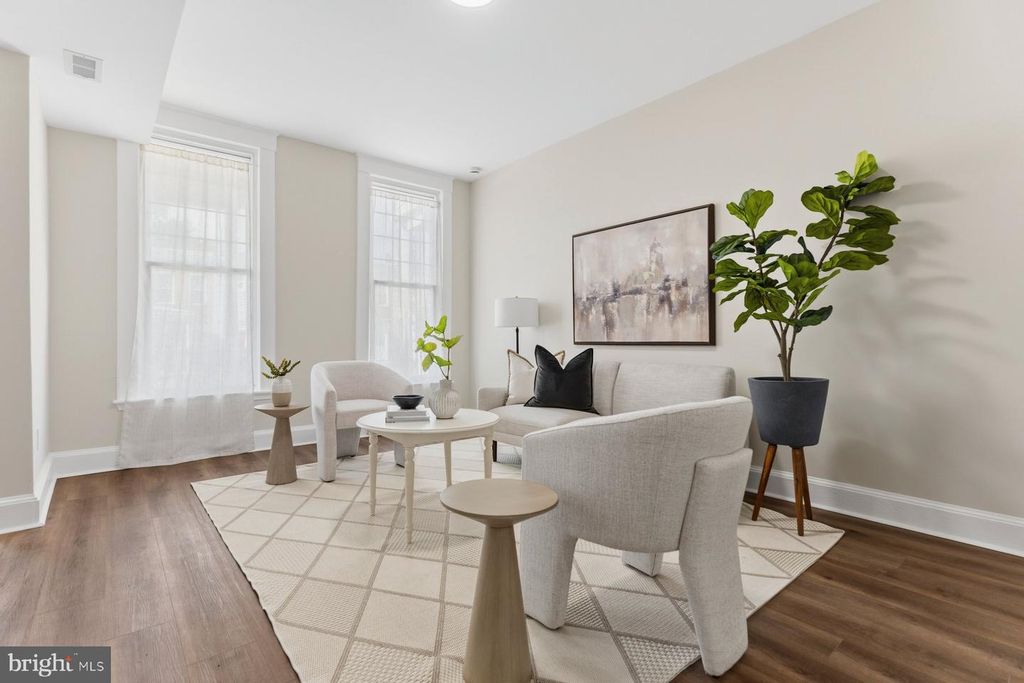 Image 8 of property listing at 739 MCCABE AVE, Baltimore, MD 21212