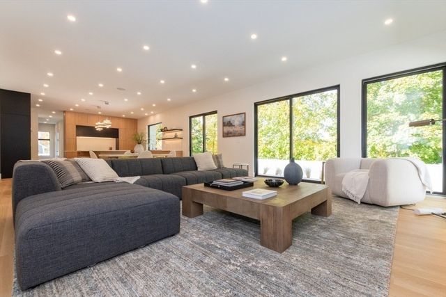 63 Drumlin Rd, Newton, MA 02459