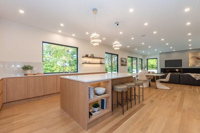 63 Drumlin Rd, Newton, MA 02459