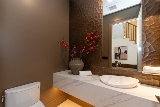 63 Drumlin Rd, Newton, MA 02459