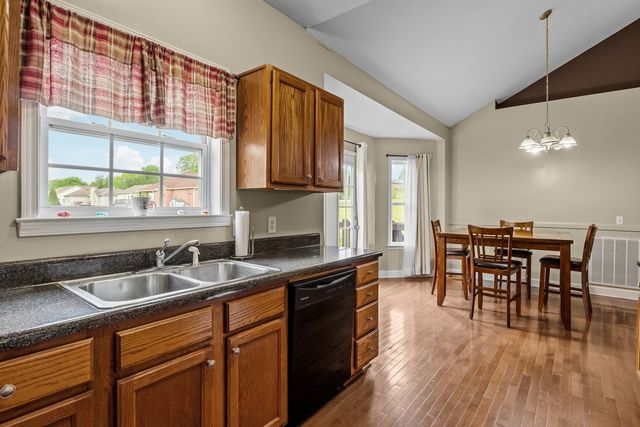 202 Parkside Ln, Burns, TN 37029