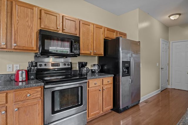 202 Parkside Ln, Burns, TN 37029