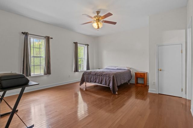 202 Parkside Ln, Burns, TN 37029