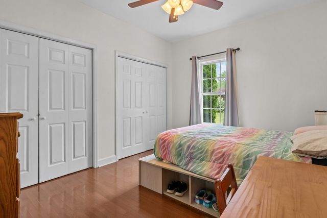 202 Parkside Ln, Burns, TN 37029