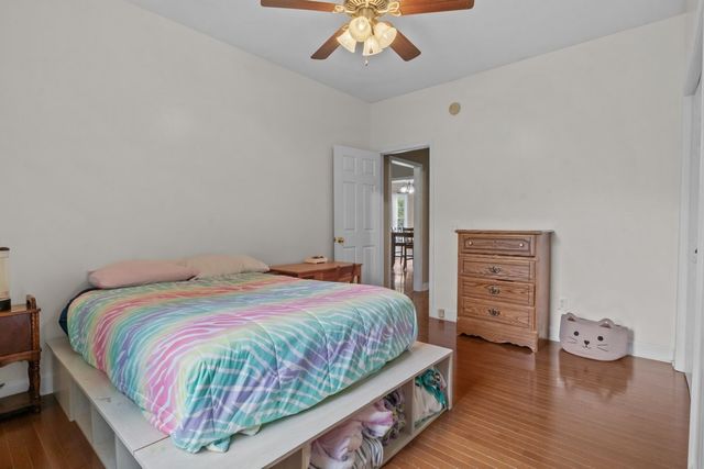 202 Parkside Ln, Burns, TN 37029