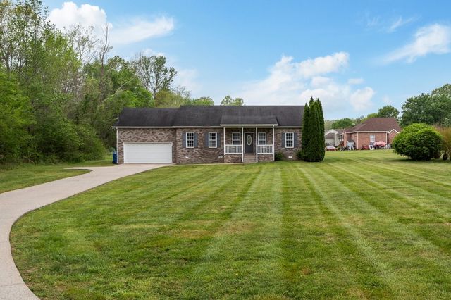 202 Parkside Ln, Burns, TN 37029