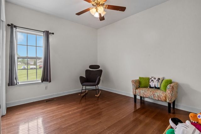 202 Parkside Ln, Burns, TN 37029