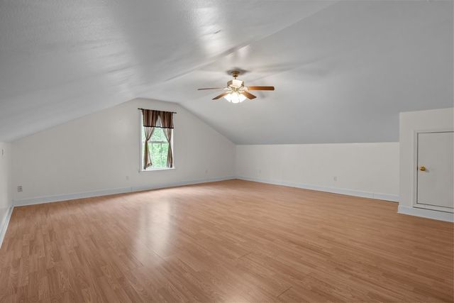 202 Parkside Ln, Burns, TN 37029