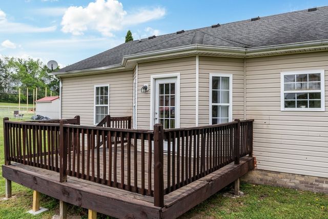 202 Parkside Ln, Burns, TN 37029