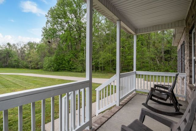 202 Parkside Ln, Burns, TN 37029