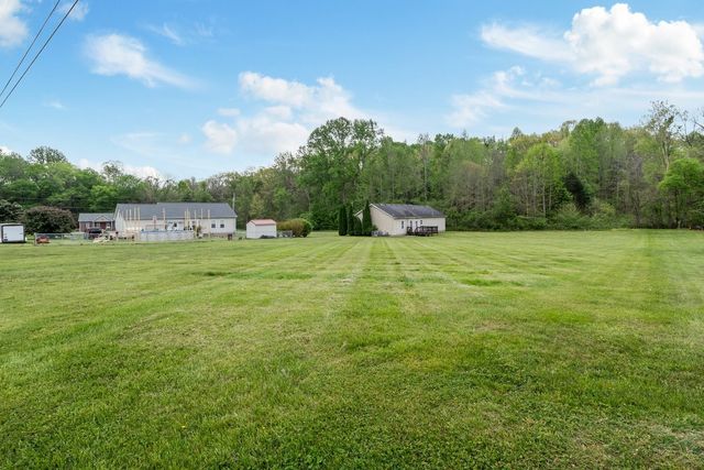 202 Parkside Ln, Burns, TN 37029