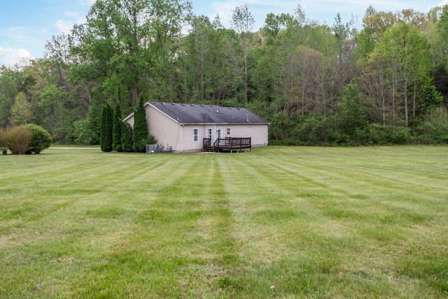 202 Parkside Ln, Burns, TN 37029