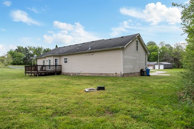202 Parkside Ln, Burns, TN 37029