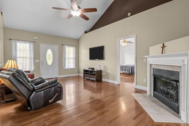 202 Parkside Ln, Burns, TN 37029