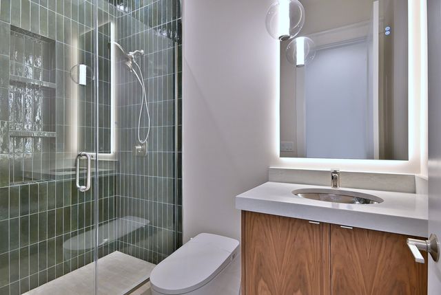 594 W Comstock Avenue, Elmhurst, IL 60126