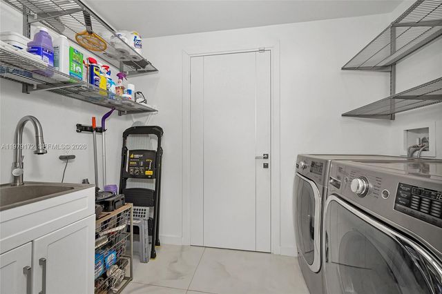 2516 NE 21st St B, Fort Lauderdale, FL 33305