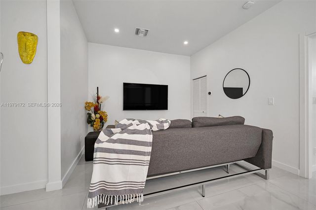 2516 NE 21st St B, Fort Lauderdale, FL 33305