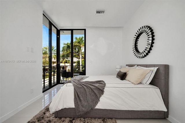 2516 NE 21st St B, Fort Lauderdale, FL 33305