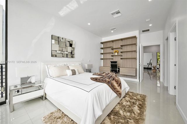 2516 NE 21st St B, Fort Lauderdale, FL 33305