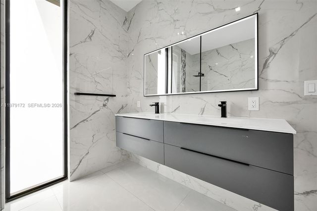 2516 NE 21st St B, Fort Lauderdale, FL 33305