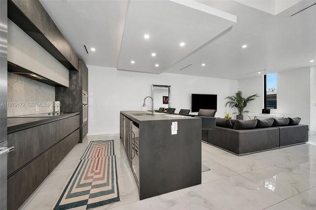 2516 NE 21st St B, Fort Lauderdale, FL 33305