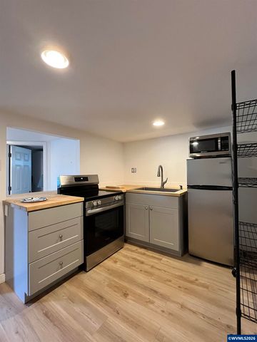911 JQ Adams St, Oregon City, OR 97045