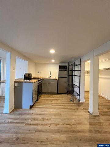 911 JQ Adams St, Oregon City, OR 97045