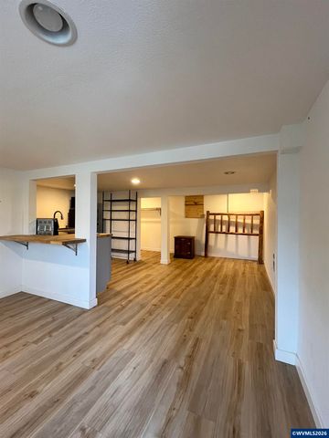 911 JQ Adams St, Oregon City, OR 97045