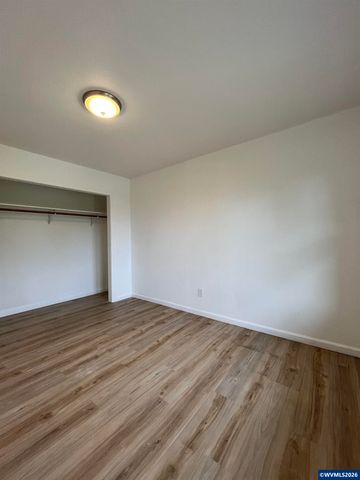 911 JQ Adams St, Oregon City, OR 97045