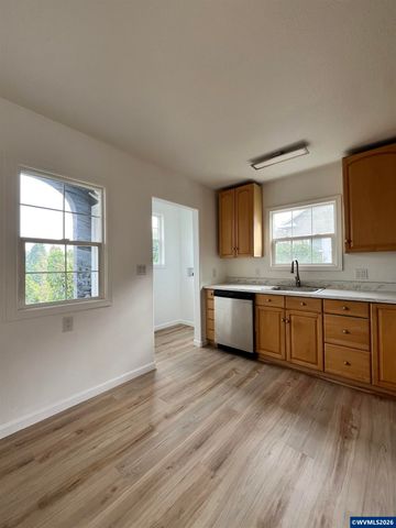 911 JQ Adams St, Oregon City, OR 97045