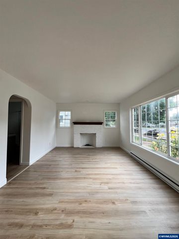 911 JQ Adams St, Oregon City, OR 97045