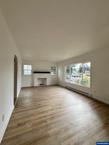 911 JQ Adams St, Oregon City, OR 97045
