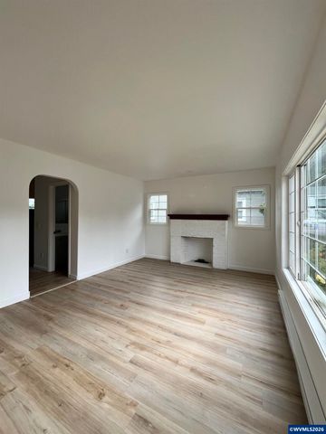 911 JQ Adams St, Oregon City, OR 97045
