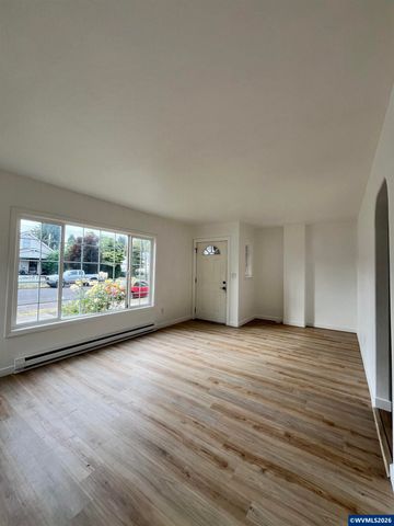 911 JQ Adams St, Oregon City, OR 97045