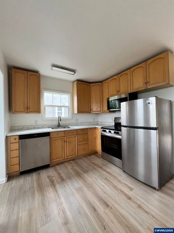 911 JQ Adams St, Oregon City, OR 97045