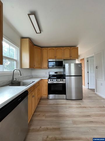 911 JQ Adams St, Oregon City, OR 97045