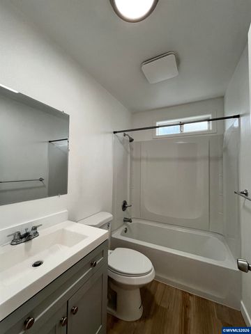 911 JQ Adams St, Oregon City, OR 97045