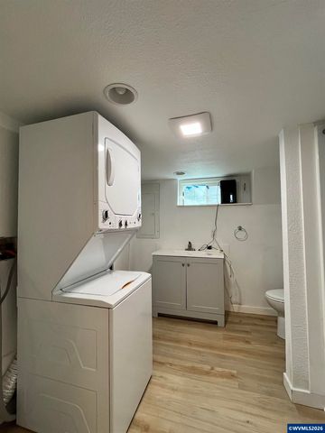 911 JQ Adams St, Oregon City, OR 97045