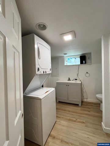 911 JQ Adams St, Oregon City, OR 97045
