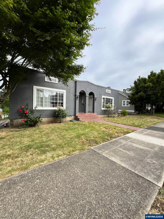911 JQ Adams St, Oregon City, OR 97045