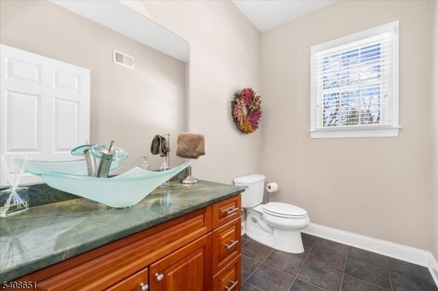 4 Steinbeck Ct, Alexandria Twp., NJ 08848