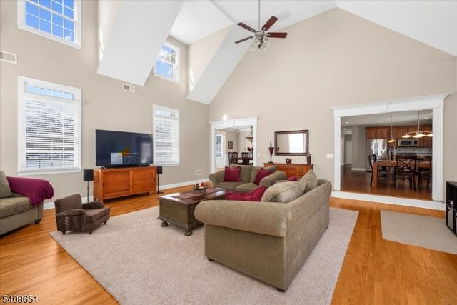 4 Steinbeck Ct, Alexandria Twp., NJ 08848