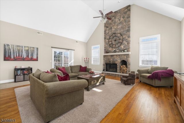 4 Steinbeck Ct, Alexandria Twp., NJ 08848