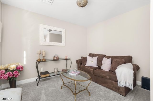 4 Steinbeck Ct, Alexandria Twp., NJ 08848