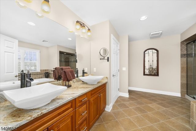 4 Steinbeck Ct, Alexandria Twp., NJ 08848