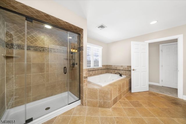 4 Steinbeck Ct, Alexandria Twp., NJ 08848